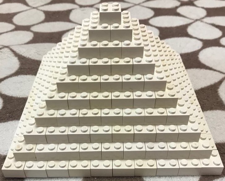Lego_piramis1